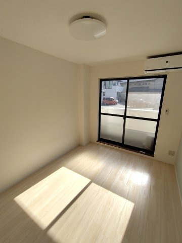 LENOX Residenceの居間・リビング|同建物内別部屋の写真です。