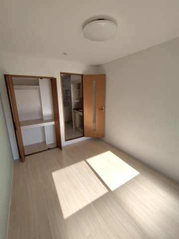 LENOX Residenceの居間・リビング|同建物内別部屋の写真です。