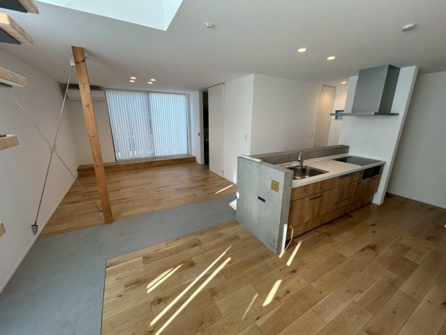 日の出町平井　築浅デザイナーズ中古戸建！のキッチン|モルタルの質感と木のぬくもりが共存する洗練された住空間