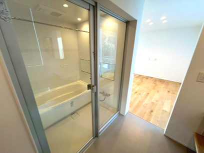 日の出町平井　築浅デザイナーズ中古戸建！の浴室|解放感あふれるバスルーム