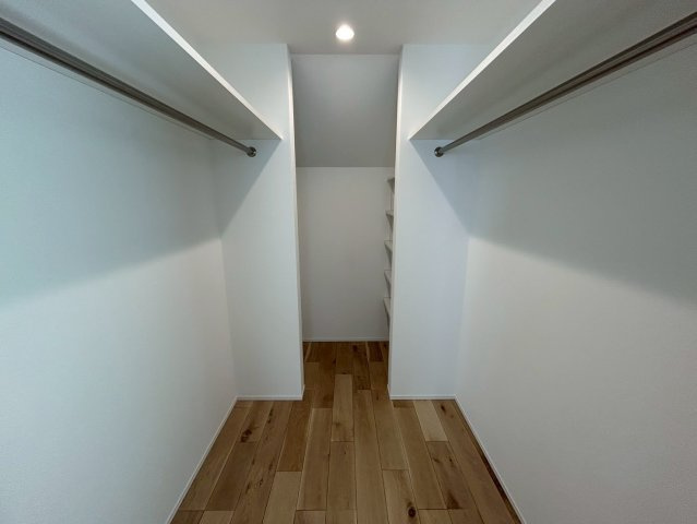 日の出町平井　築浅デザイナーズ中古戸建！の収納|2階中央に配置したファミリークローク