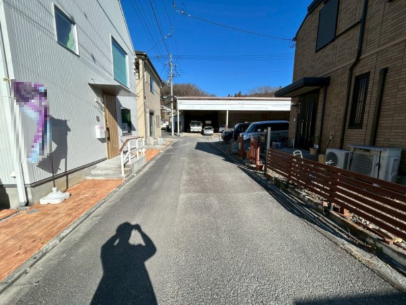 日の出町平井　築浅デザイナーズ中古戸建！の前面道路含む現地写真