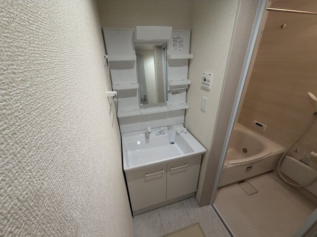 リーブルファイン緑区中野田の洗面所|明るい洗面所です