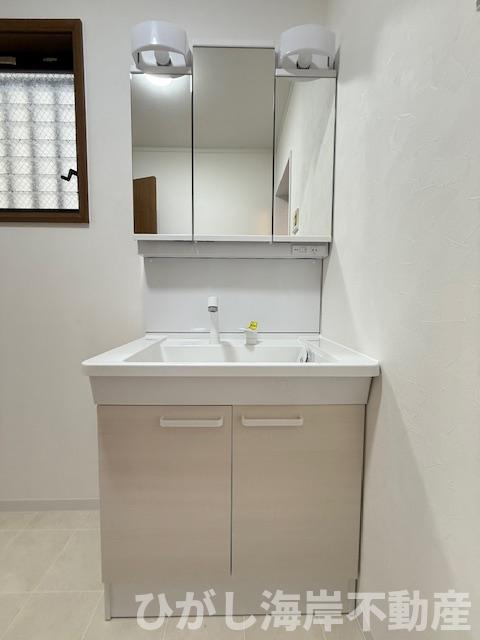 茅ヶ崎市室田3丁目　 中古戸建の独立洗面台|新規リフォーム完了！　三面鏡化粧台