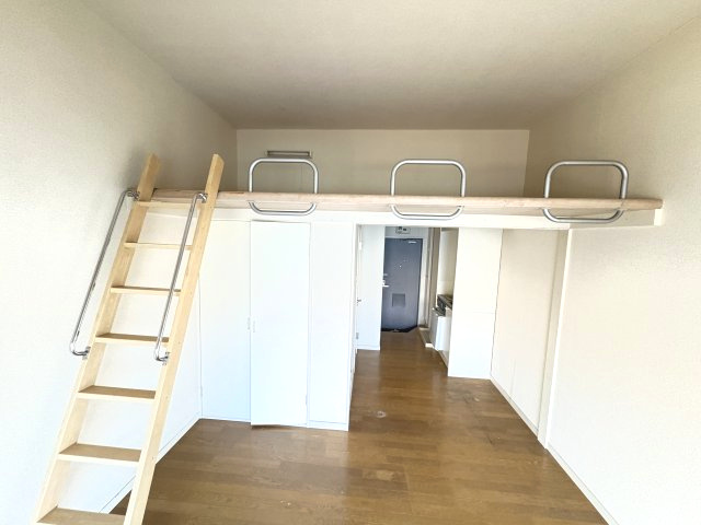 パープルパンプキン　駿東郡長泉町下土狩の内装|収納や寝室など、多目的に使えるロフトスペースを設けています。（102