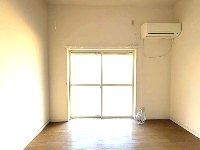 パープルパンプキン　駿東郡長泉町下土狩の洋室|大きな窓から日差しがたっぷり入り、明るい室内です。（102）