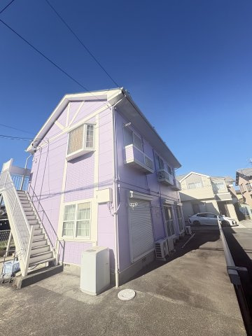 パープルパンプキン　駿東郡長泉町下土狩の外観|2階へは外階段からアクセス可能です。