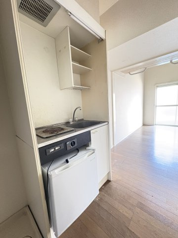 パープルパンプキン　駿東郡長泉町下土狩のキッチン|コンパクトなキッチンが設備されています。（102）