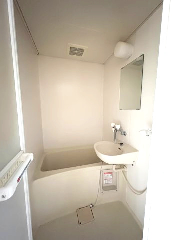 パープルパンプキン　駿東郡長泉町下土狩の浴室|お掃除しやすい、洗面台一体型のユニットバスです。（102）