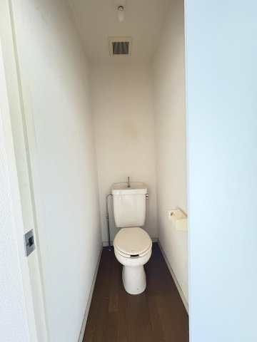 パープルパンプキン　駿東郡長泉町下土狩のトイレ|白く、清潔感のあるトイレです。（102）