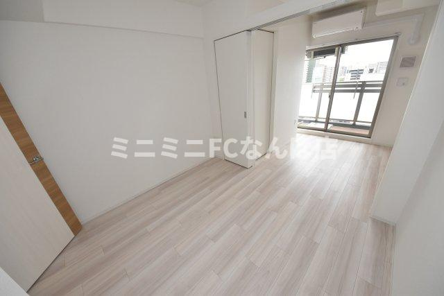 セレニテ難波グランデシュッドの居間・リビング