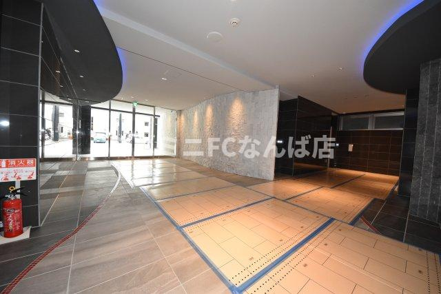 セレニテ難波グランデシュッドのエントランス