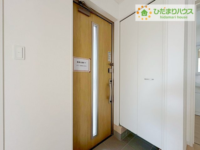 東海村亀下第1　新築戸建　1号棟の玄関|靴で溢れかえっていた玄関も、大きなシューズボックスと、玄関横のクロークでスッキリ解決！玄関は「その家の顔」とお考えの方にオススメの広さです。