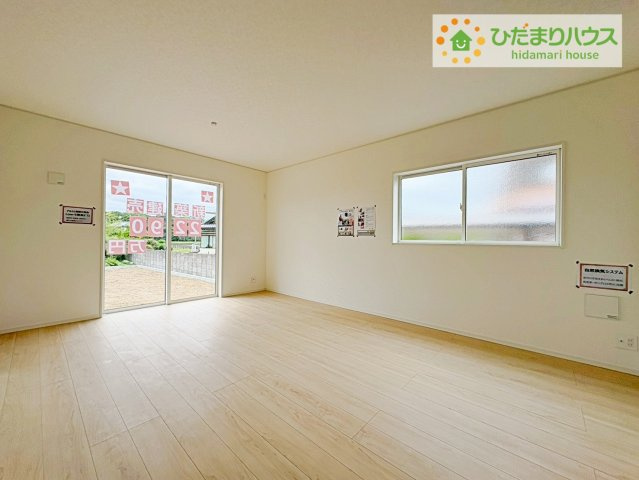 東海村亀下第1　新築戸建　1号棟の居間・リビング|ホワイトを基調としたLDKは、明るく上品な心地よさを演出してくれます。空間に広がりをもたらし、より一層広く感じさせてくれます。