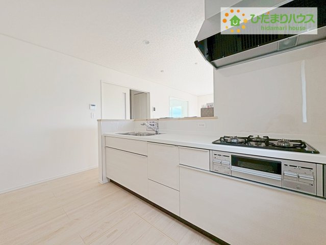 東海村亀下第1　新築戸建　1号棟のキッチン|シンプルなシステムキッチン♪広々としていてお料理をするのにも十分な広さがあります！お子様とお菓子作りをしたり、新しいお料理に挑戦したり毎日の家事が楽しくなりそうです！