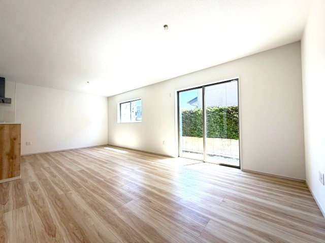 アーバンスタイル前橋市北代田町2期　3号棟の居間・リビング|カウンターキッチンなのでお料理をしながら会話もできます。
夕食の支度をしながら、お子様の様子も見られて自然と会話も増えますよ♪