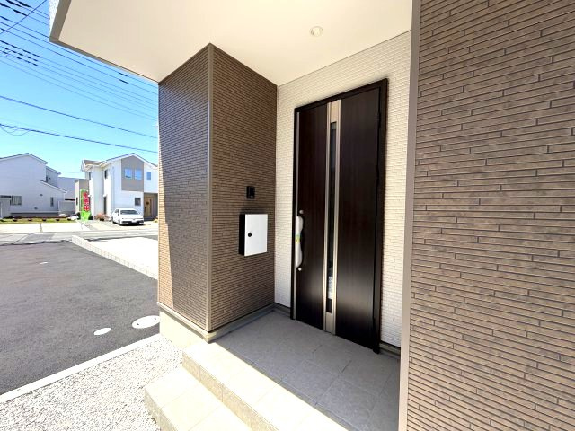 アーバンスタイル前橋市北代田町2期　3号棟の玄関|高級感ある玄関に仕上がっています♪