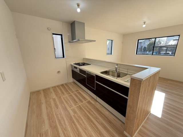 アーバンスタイル前橋市北代田町2期　3号棟のキッチン|人気のカウンターキッチン採用です☆
コンロも３口ご用意しています！調理スペースも広くストレスなくお料理できます。
浄水器つきなので美味しいお水も飲めますよ♪