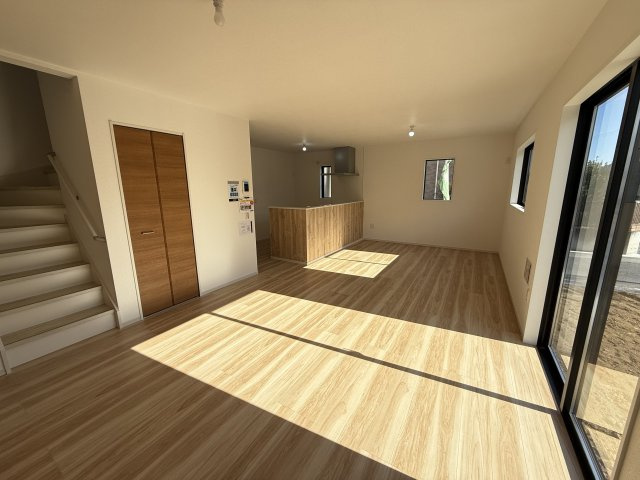 アーバンスタイル前橋市北代田町2期　3号棟の居間・リビング|【リビングイメージ画像】19帖です♪人気の対面式キッチンを配した空間はお好みの家具も合わせやすく、家族がくつろぐ快適な空間造りをサポート。窓からは明るい陽光が差し込みます。