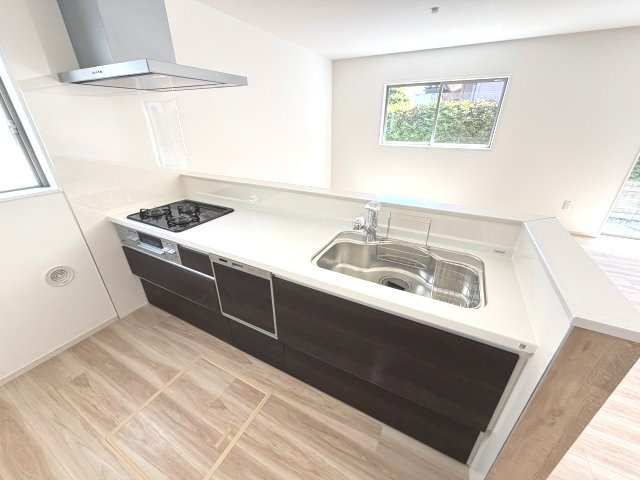 アーバンスタイル前橋市北代田町2期　3号棟のキッチン|人気のカウンターキッチン採用です☆
コンロも３口ご用意しています！調理スペースも広くストレスなくお料理できます。
浄水器つきなので美味しいお水も飲めますよ♪