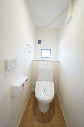 リナージュ美浜町奥田　1号棟のトイレ|1階2階にトイレがあり、お掃除しやすい機能や工夫が満載！スッキリコンパクトなシャワートイレで温水洗浄便座が冬は暖かく快適です。