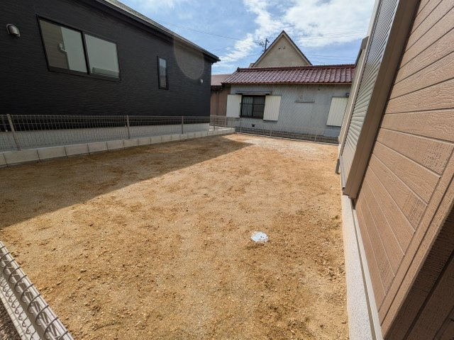 リナージュ美浜町奥田　1号棟の庭|陽当たり良好なお庭はお子様の遊び場、ガーデニングなどに嬉しい広さ