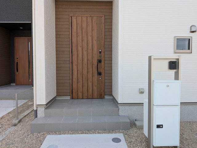 リナージュ美浜町奥田　1号棟の玄関|サムターンセキュリティー付き玄関扉と宅配ボックス付きのポスト