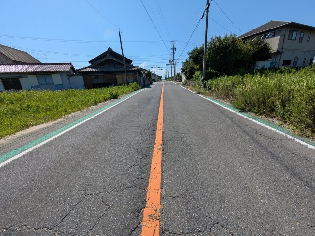 リナージュ美浜町奥田　1号棟の前面道路含む現地写真|●○前面道路○●