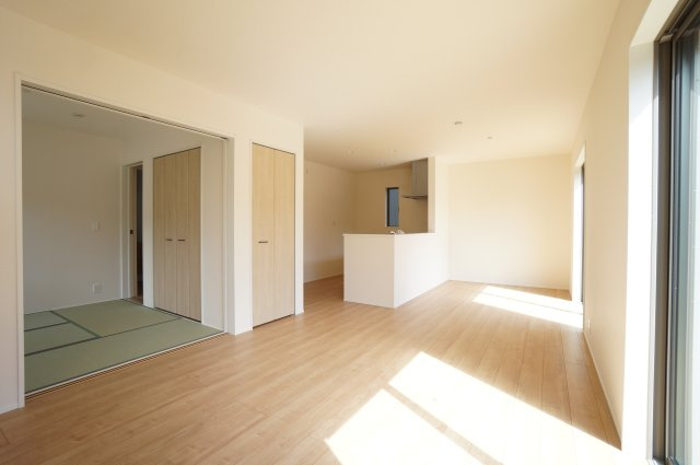 リナージュ美浜町奥田　1号棟の居間・リビング|明るい光がさしこむ17帖リビングは4.5帖和室とつながる広々空間♪