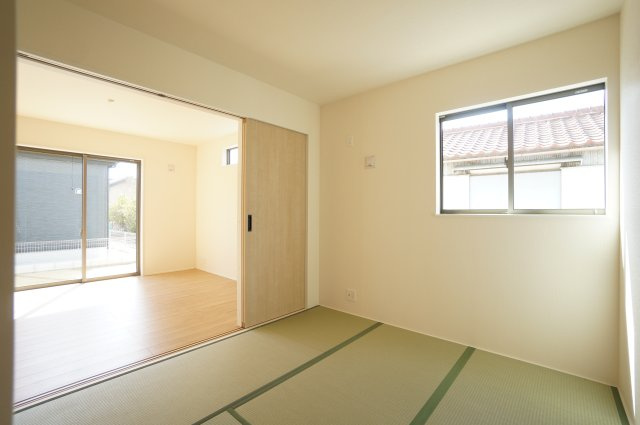 リナージュ美浜町奥田　1号棟の和室|ちょっとした来客用に客間としても大活躍の4.5帖和室。