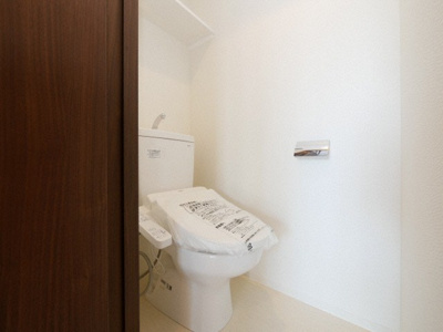 【トイレ】 | フォーリアライズ大阪ウエストベイ | 落ち着いた色調のトイレです