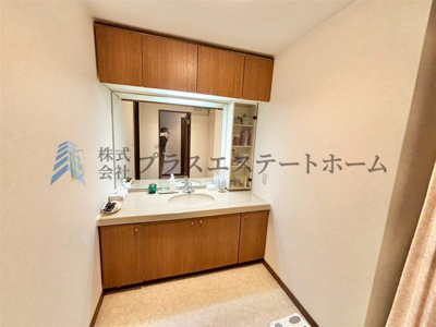 【洋室】 | ファミール青谷 | 大きな鏡と収納たっぷりの洗面台です♪朝のメイクの時間を優雅に彩ります♪