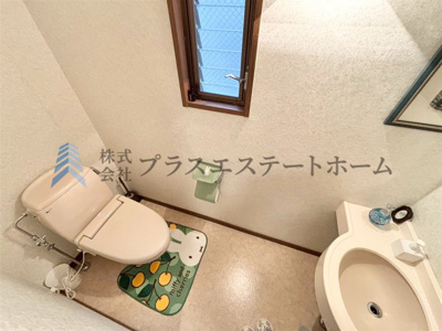 【その他】 | ファミール青谷 | 洗面台付きのトイレ♪窓があるので明るいです♪