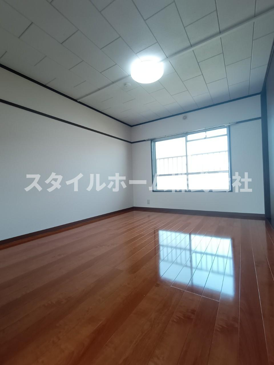 メゾン梨野の居間・リビング|同建物内別部屋の写真です。