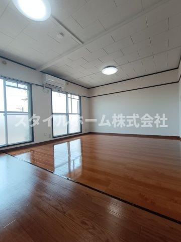 メゾン梨野の居間・リビング|同建物内別部屋の写真です。