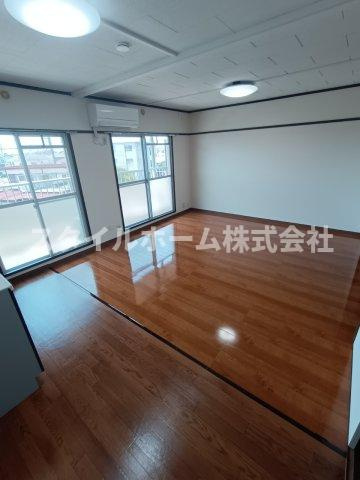 メゾン梨野の居間・リビング|同建物内別部屋の写真です。