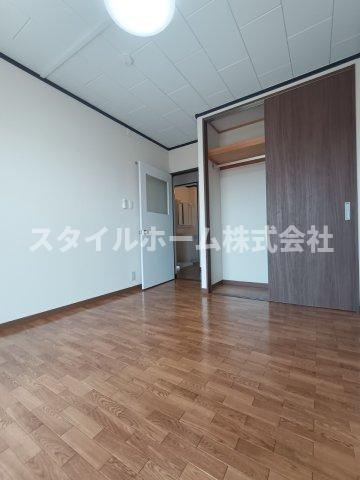 メゾン梨野の居間・リビング|同建物内別部屋の写真です。