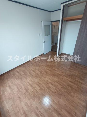 メゾン梨野の居間・リビング|同建物内別部屋の写真です。