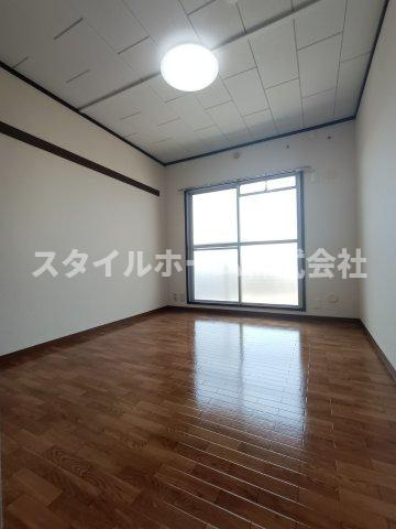メゾン梨野の居間・リビング|同建物内別部屋の写真です。