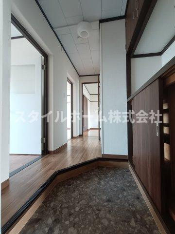 メゾン梨野の居間・リビング|同建物内別部屋の写真です。