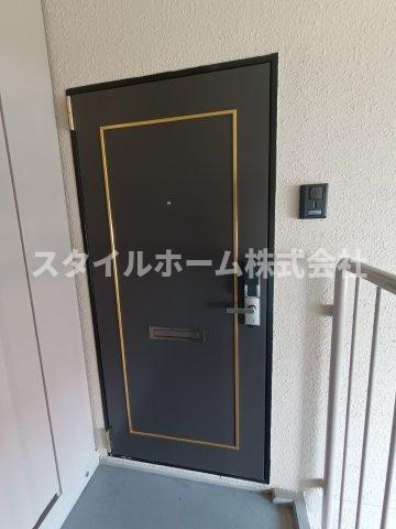 メゾン梨野の玄関|同建物内別部屋の写真です。
