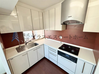 【キッチン】 | テラス神戸・中山手 | 短い移動距離で効率的に作業できるL字キッチンを採用♪広い作業スペースと豊富な収納も魅力♪