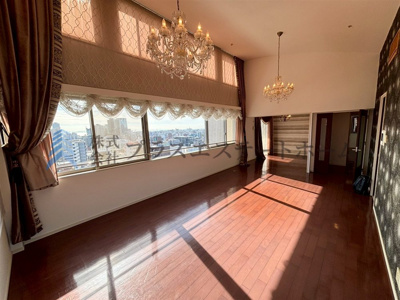 【居間・リビング】 | テラス神戸・中山手 | 吹抜けのリビング約34.3帖♪