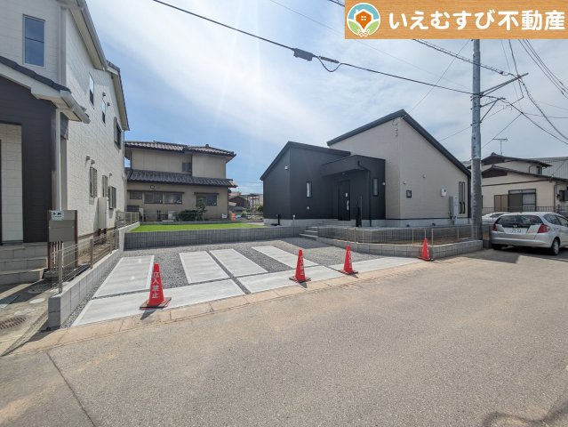 GRAFARE　深谷市上柴町東の駐車場|並列3台駐車可能なゆとりのカースペース
複数台車をお持ちでも、お友達が遊びに来てもゆとりの駐車スペース！