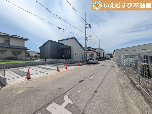 GRAFARE　深谷市上柴町東の前面道路含む現地写真|安心の広々6ｍ前面道路
6ｍの前面道路はお車の駐車が楽々！すれ違える広さが確保されています♪