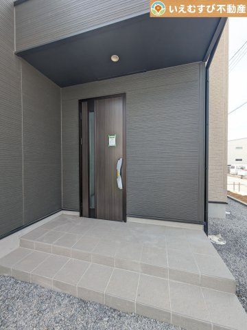 GRAFARE　深谷市上柴町東のエントランス|落ち着いた色づかいのエントランス
駐車場からアクセスの良いエントランス。雨の日や荷物が多くても安心の動線♪