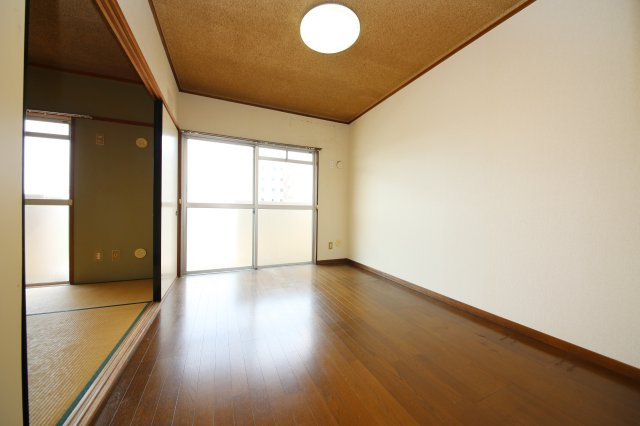 クリーンシティの洋室