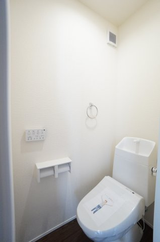 リナージュ美浜町奥田　2号棟のトイレ|1階2階にトイレがあり、お掃除しやすい機能や工夫が満載！スッキリコンパクトなシャワートイレで温水洗浄便座が冬は暖かく快適です。