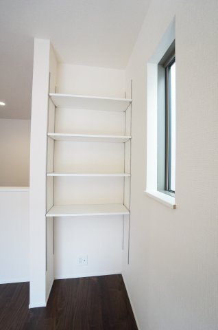 リナージュ美浜町奥田　2号棟の収納|リビングにある可動棚付の収納スペースは書類や携帯置き場などに便利なスペース！