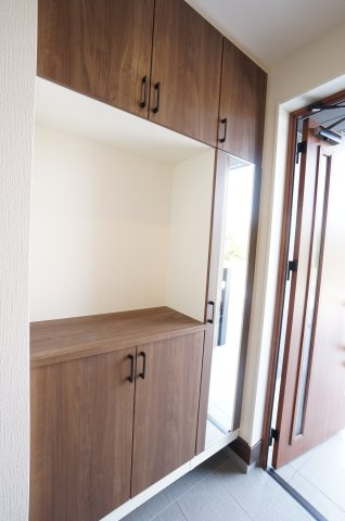 リナージュ美浜町奥田　2号棟の収納|玄関のシューズボックス！姿見で外出前の身だしなみチェックも完璧♪